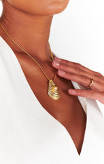 Faithy Jewels Oyster Necklace ~ Gold