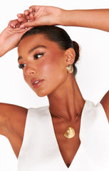 Faithy Jewels Oyster Necklace ~ Gold