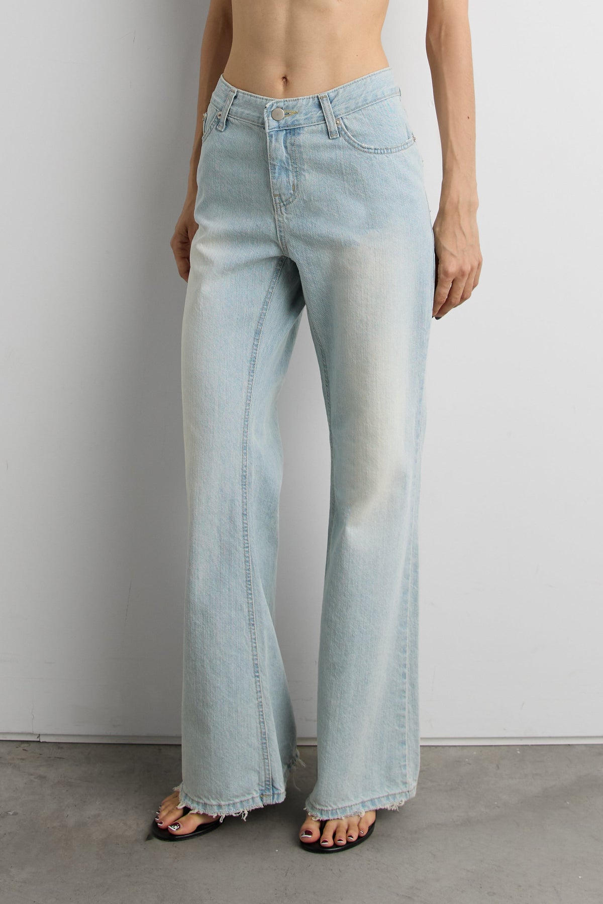LOW RISE BOOTCUT JEAN